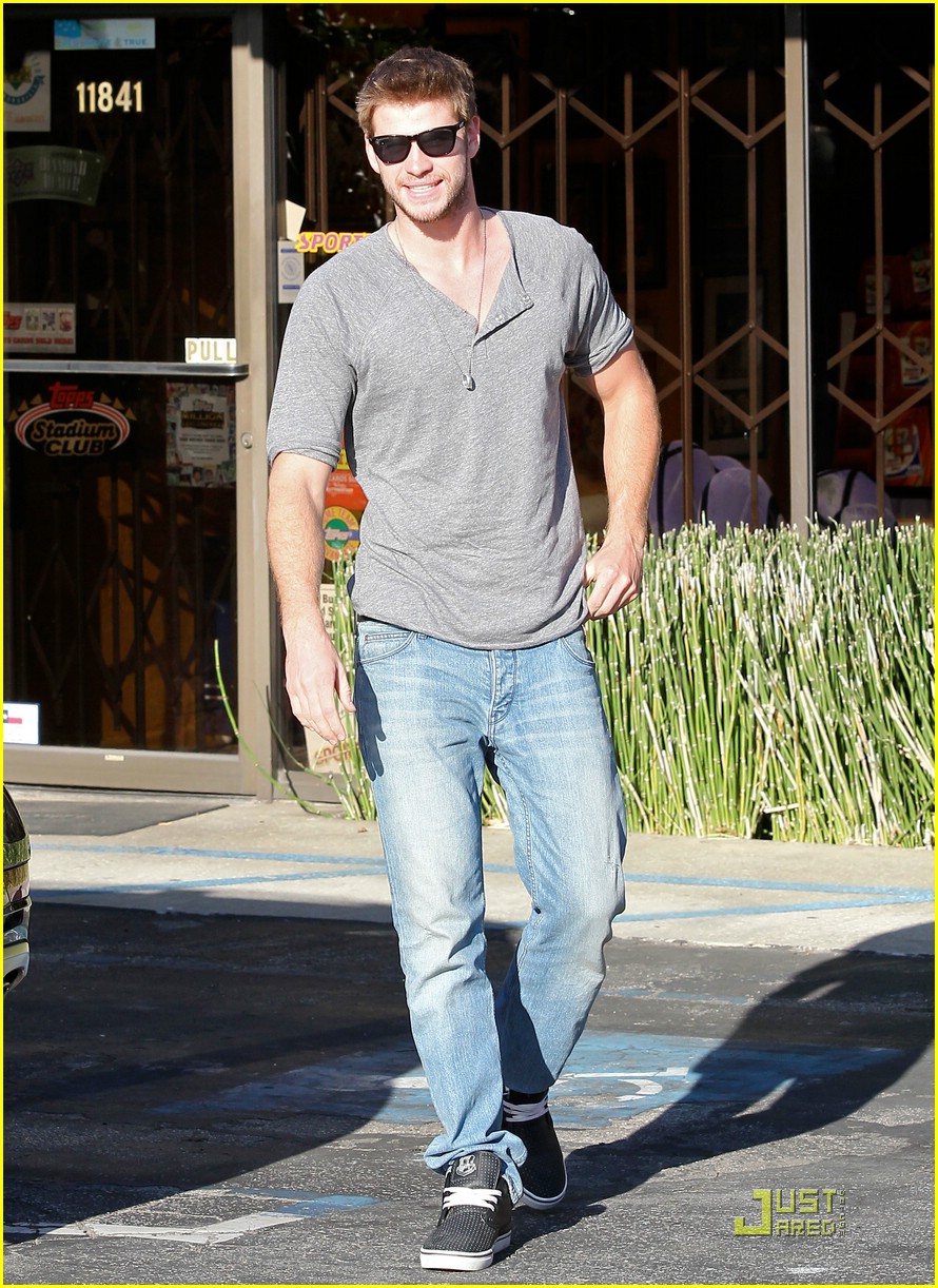 Miley Cyrus & Liam Hemsworth: Matsuda Mates | Photo 375474 - Photo ...