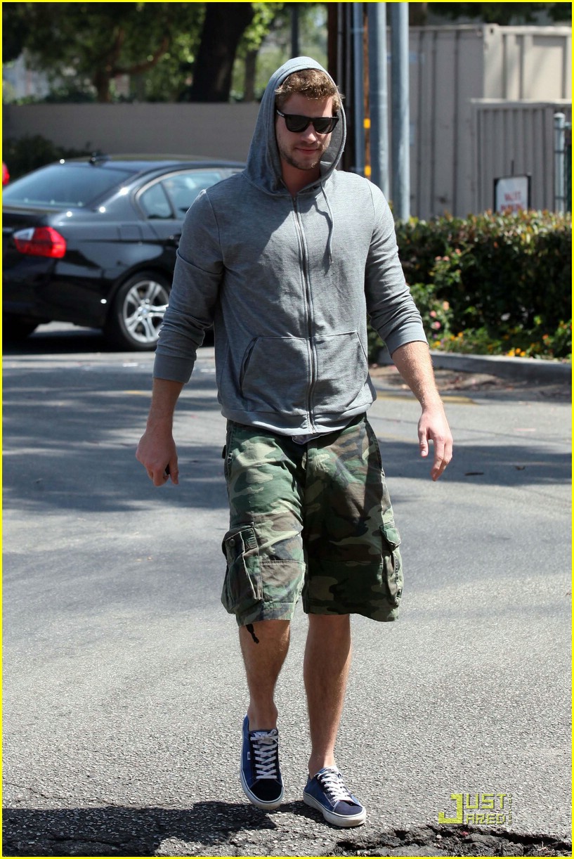 Miley Cyrus & Liam Hemsworth: Togos Twosome | Photo 375917 - Photo ...