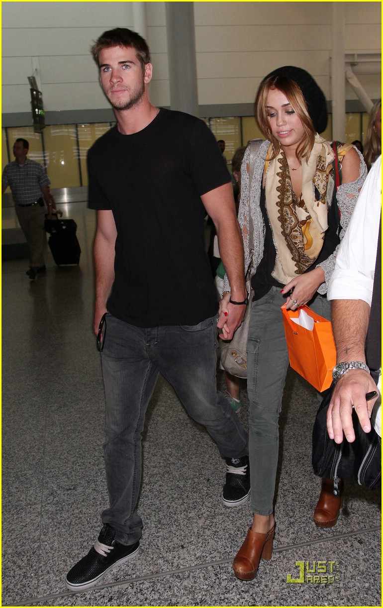 Full Sized Photo of miley cyrus toronto arrival 03 | Miley Cyrus ...