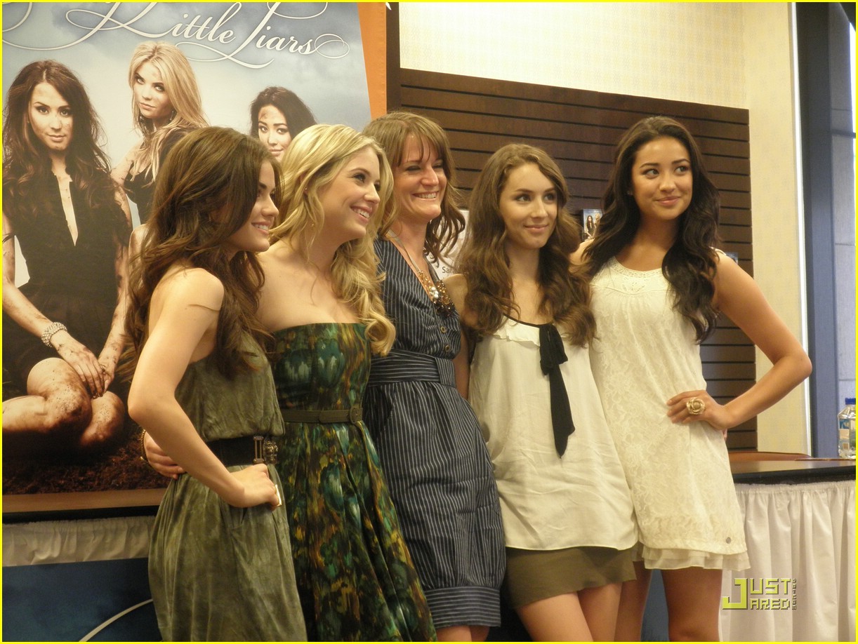 pretty little lairs grove signing 06