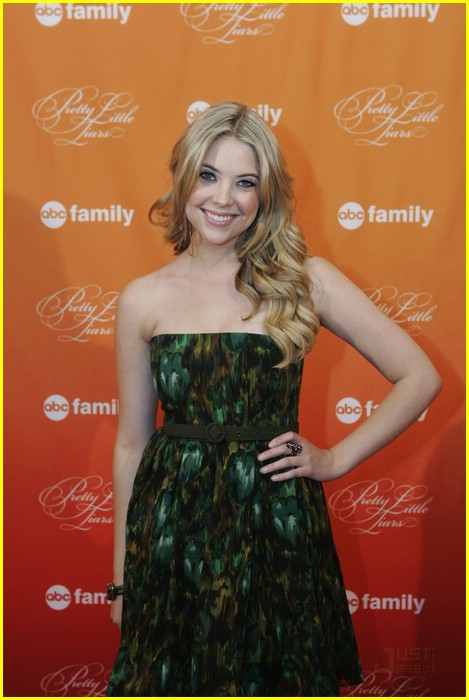 pretty little lairs grove signing 11