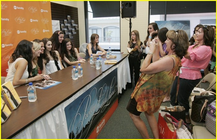 pretty little lairs grove signing 13