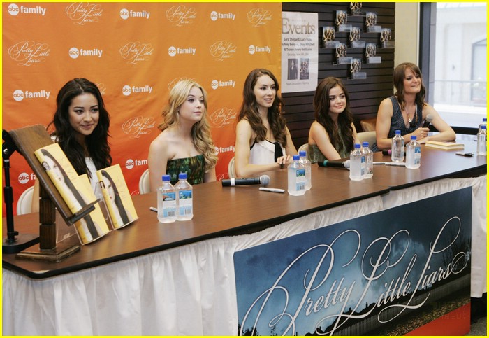 pretty little lairs grove signing 16
