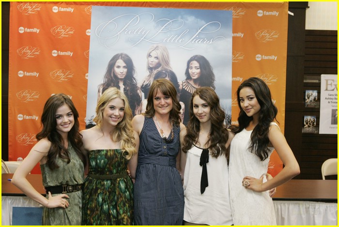 pretty little lairs grove signing 18