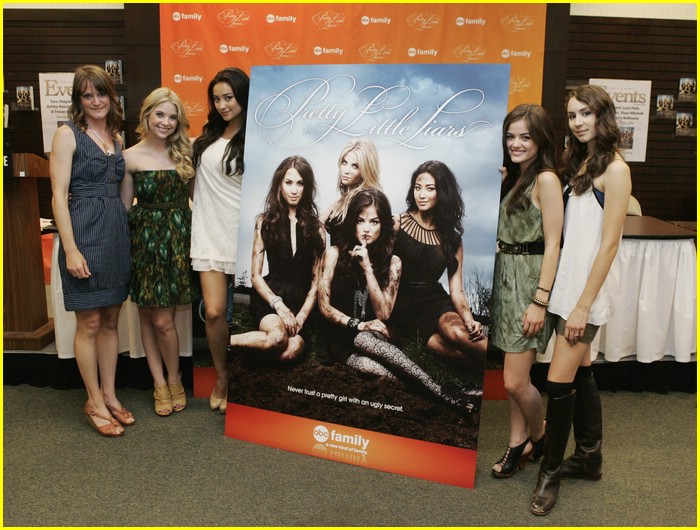 pretty little lairs grove signing 20