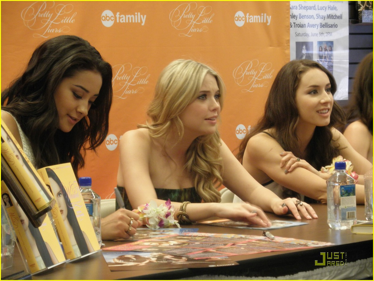 pretty little lairs grove signing 21