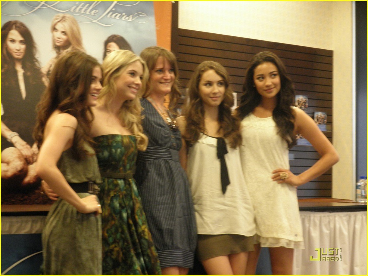pretty little lairs grove signing 24