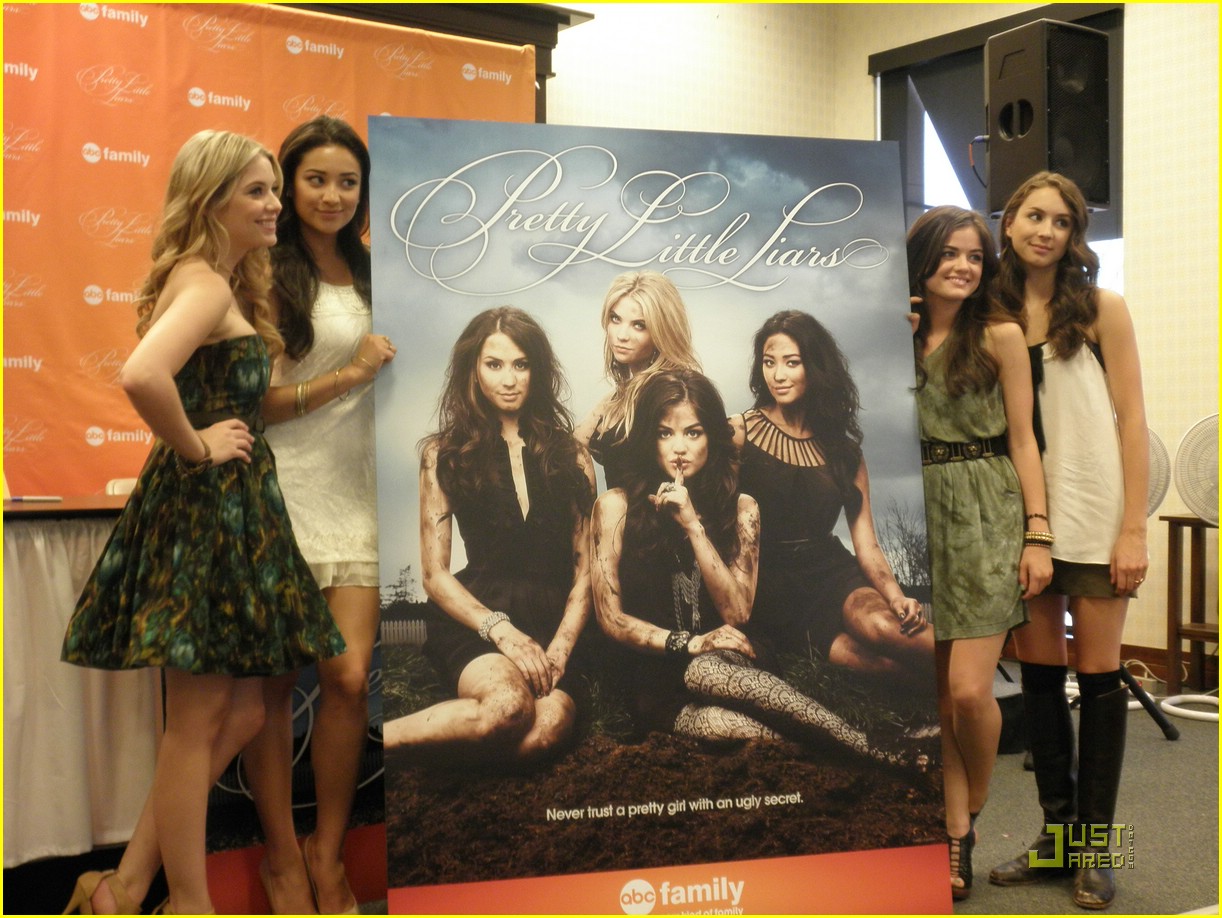 pretty little lairs grove signing 25