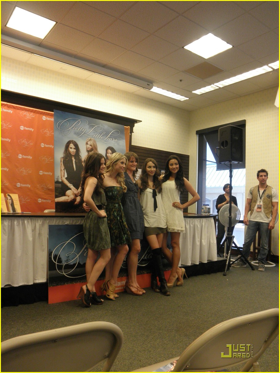 pretty little lairs grove signing 27