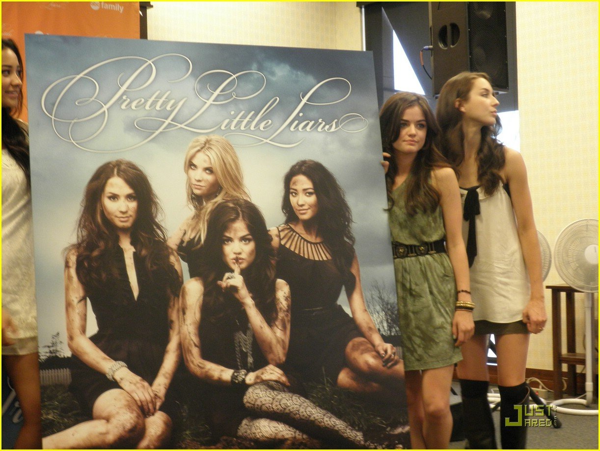pretty little lairs grove signing 28