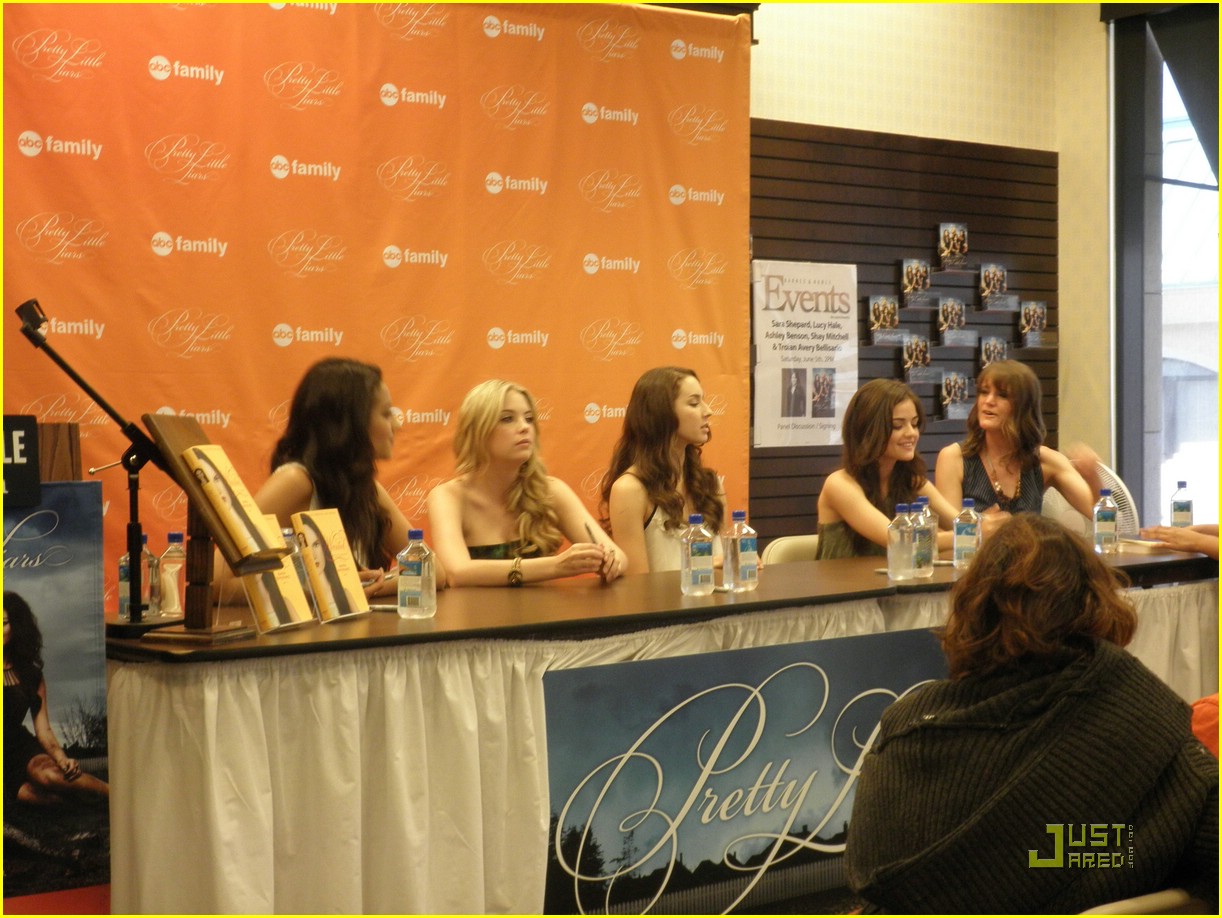 pretty little lairs grove signing 29