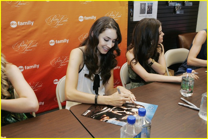 pretty little lairs grove signing 30