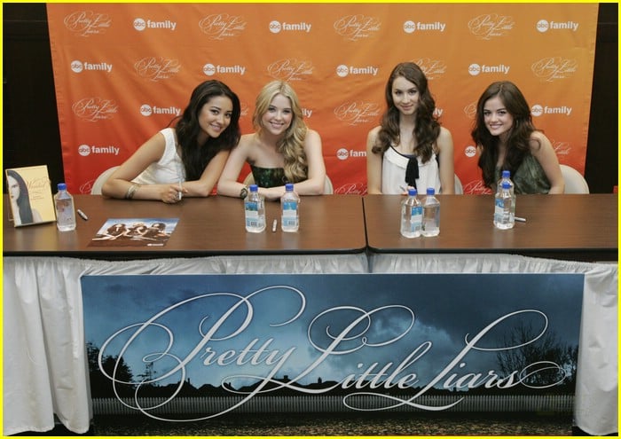 pretty little lairs grove signing 32
