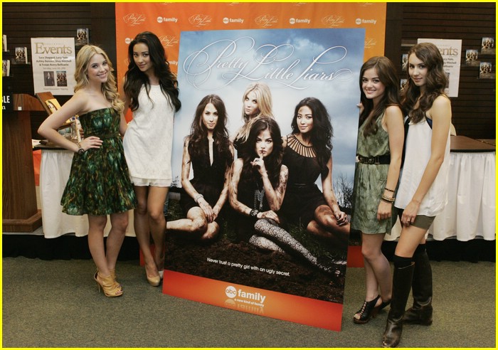 pretty little lairs grove signing 34