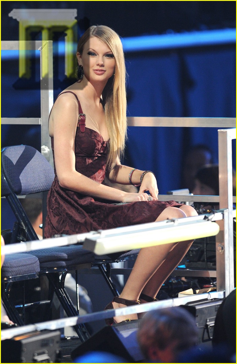 Full Sized Photo of taylor swift cmt awards 22 Taylor Swift is