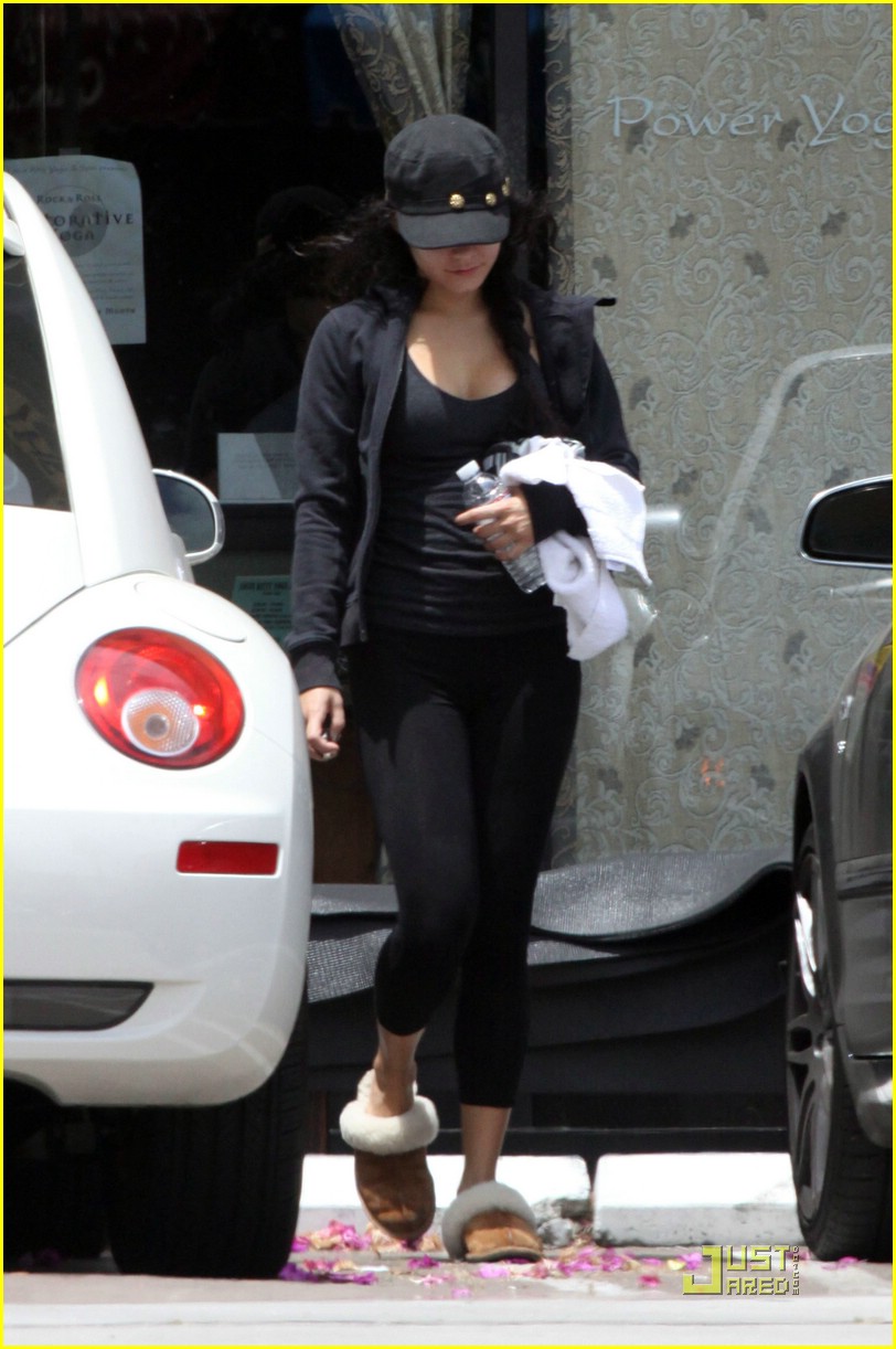 Full Sized Photo of vanessa hudgens yoga class 03 | Vanessa Hudgens is