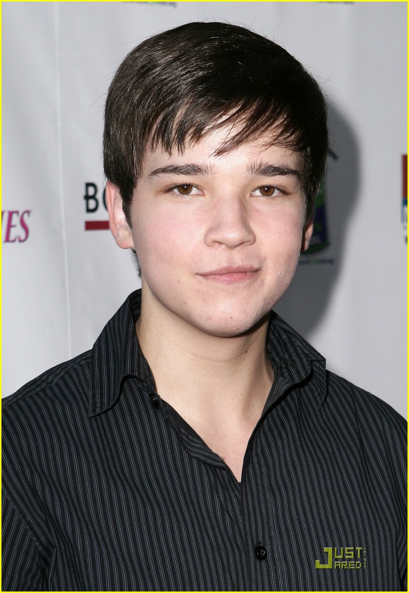 ashley argota nathan kress hug 04