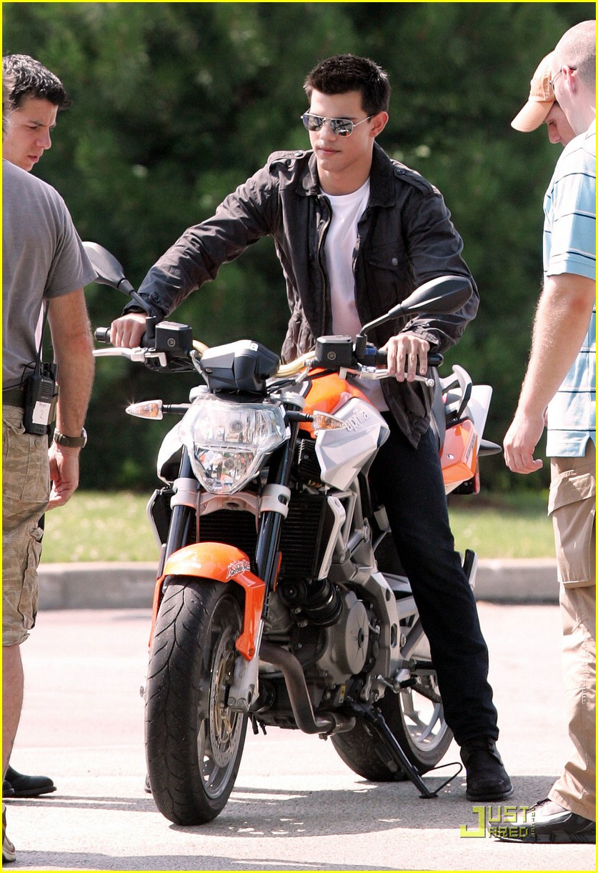 Taylor Lautner is a Motorcycle Man | Photo 377790 - Photo Gallery ...