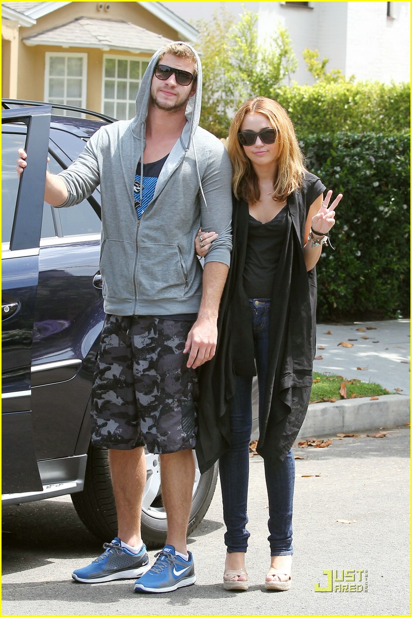 Miley Cyrus & Her Blue-Shoes Boyfriend: Photo 377476 | Liam Hemsworth, Miley  Cyrus Pictures | Just Jared Jr.
