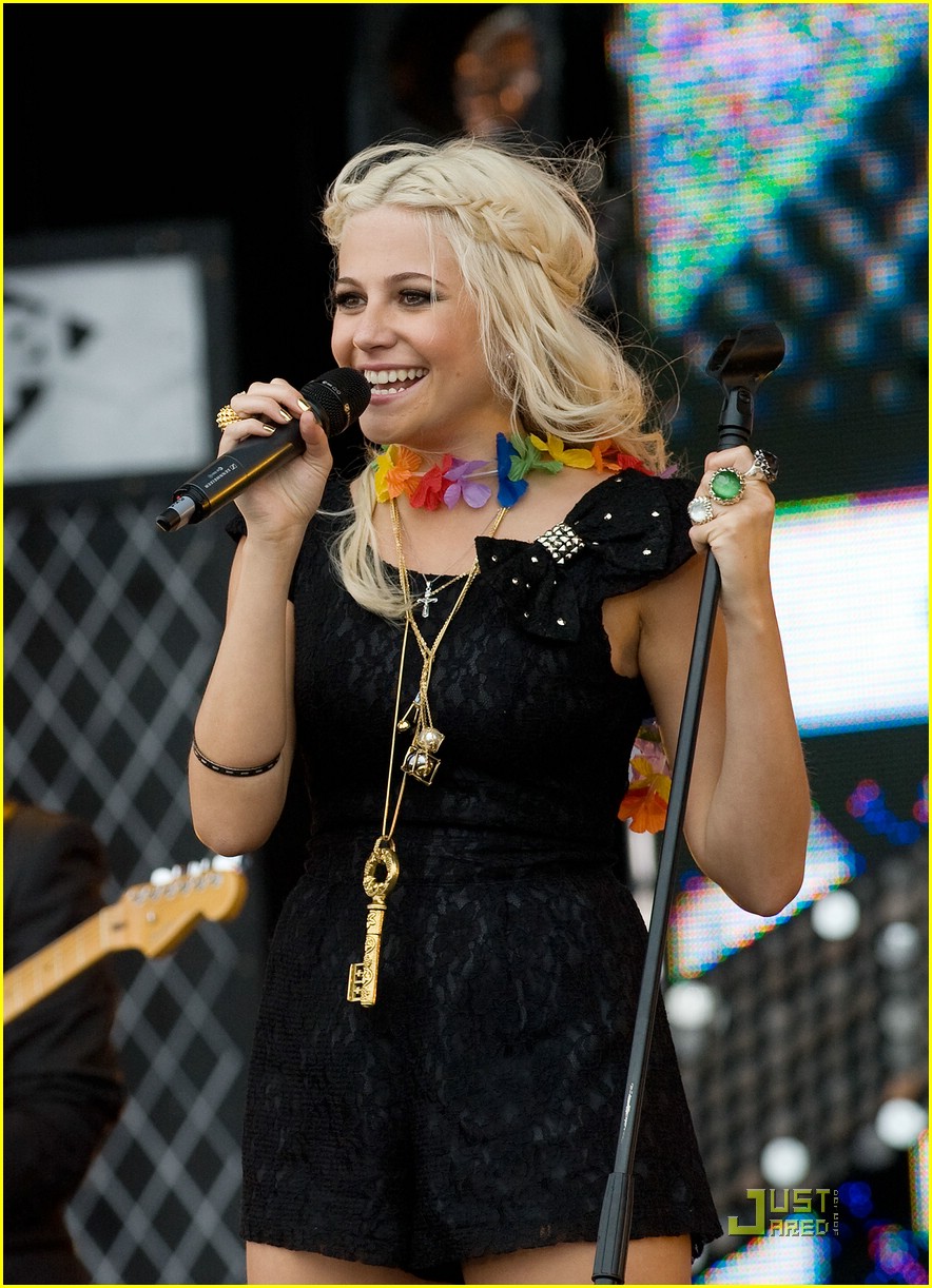 Full Sized Photo of pixie lott t4 beach turn up 06 | Pixie Lott: T4 on