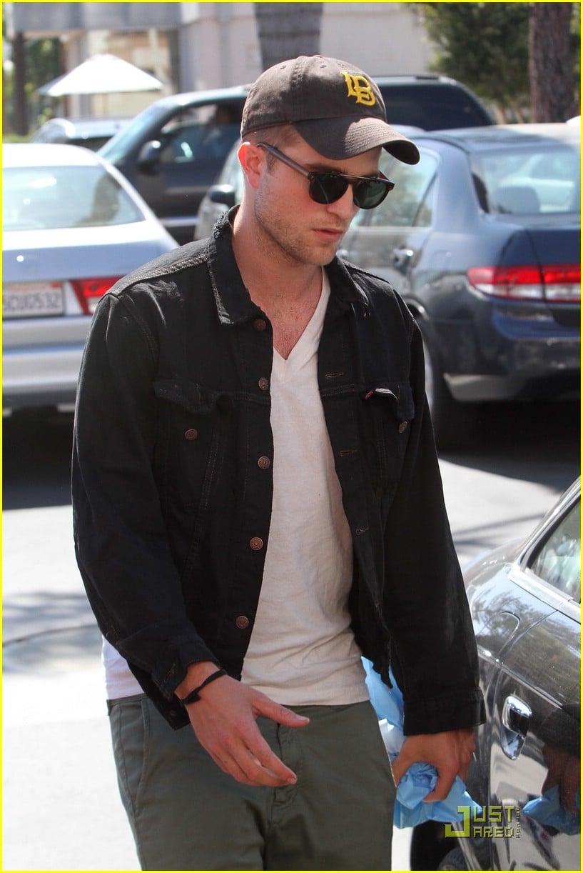 Robert Pattinson: Movie In Malibu! 