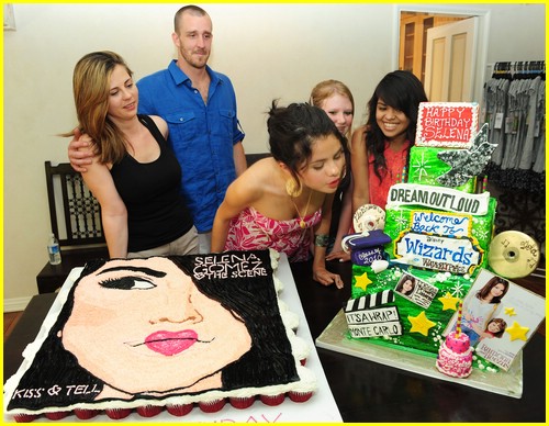 Selena Gomez: Celebration Cake Convention! | Photo 379308 - Photo