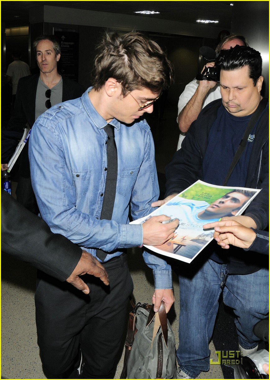 Zac Efron Sees The Light | Photo 379730 - Photo Gallery | Just Jared Jr.
