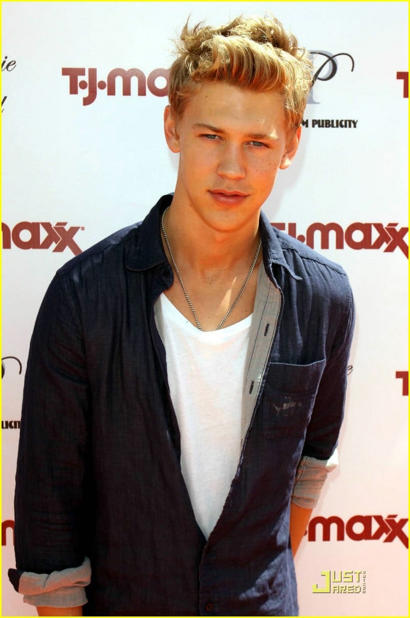 full-sized-photo-of-austin-butler-life-return-05-austin-butler-back