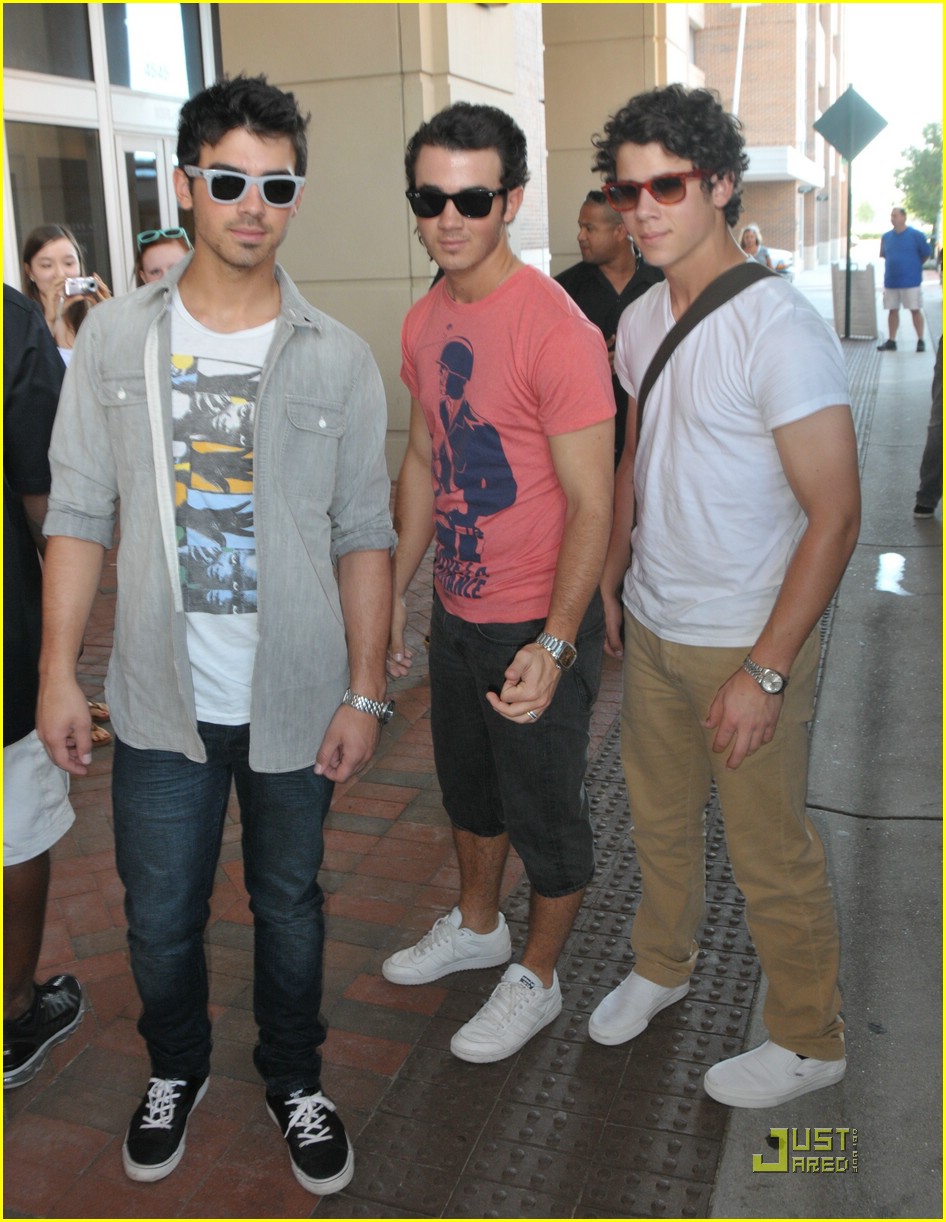 Jonas Brothers Hit Up Virginia Beach! Photo 383379 Photo Gallery