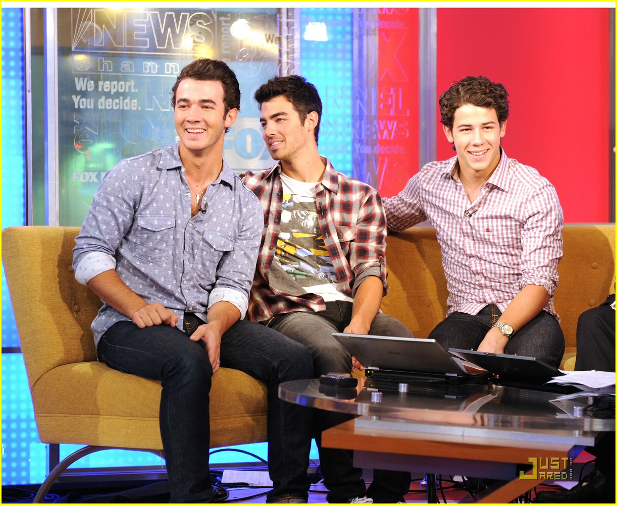 Jonas Brothers: FOX & Friends Funny: Photo 382153 | Joe Jonas, Jonas  Brothers, Kevin Jonas, Nick Jonas Pictures | Just Jared Jr.