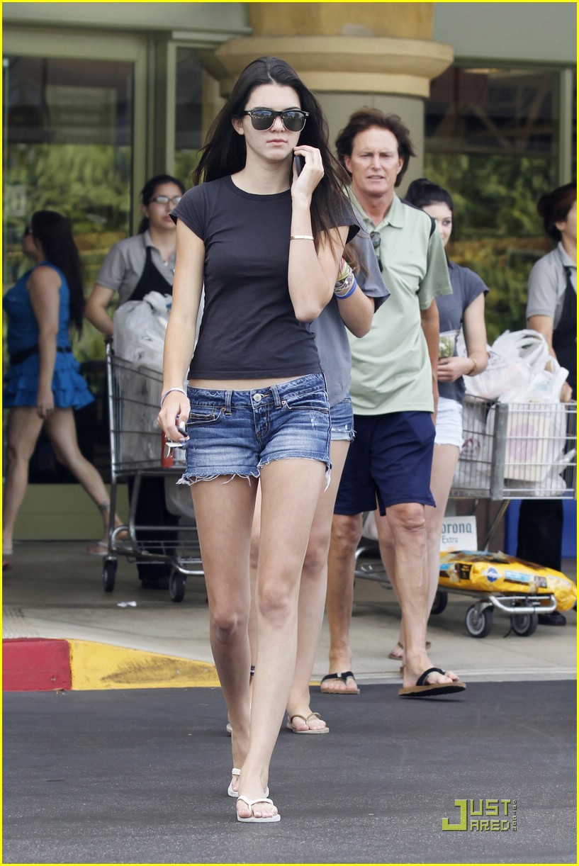 Kendall & Kylie Jenner: Whole Foods Hotties | Photo 380346 - Photo