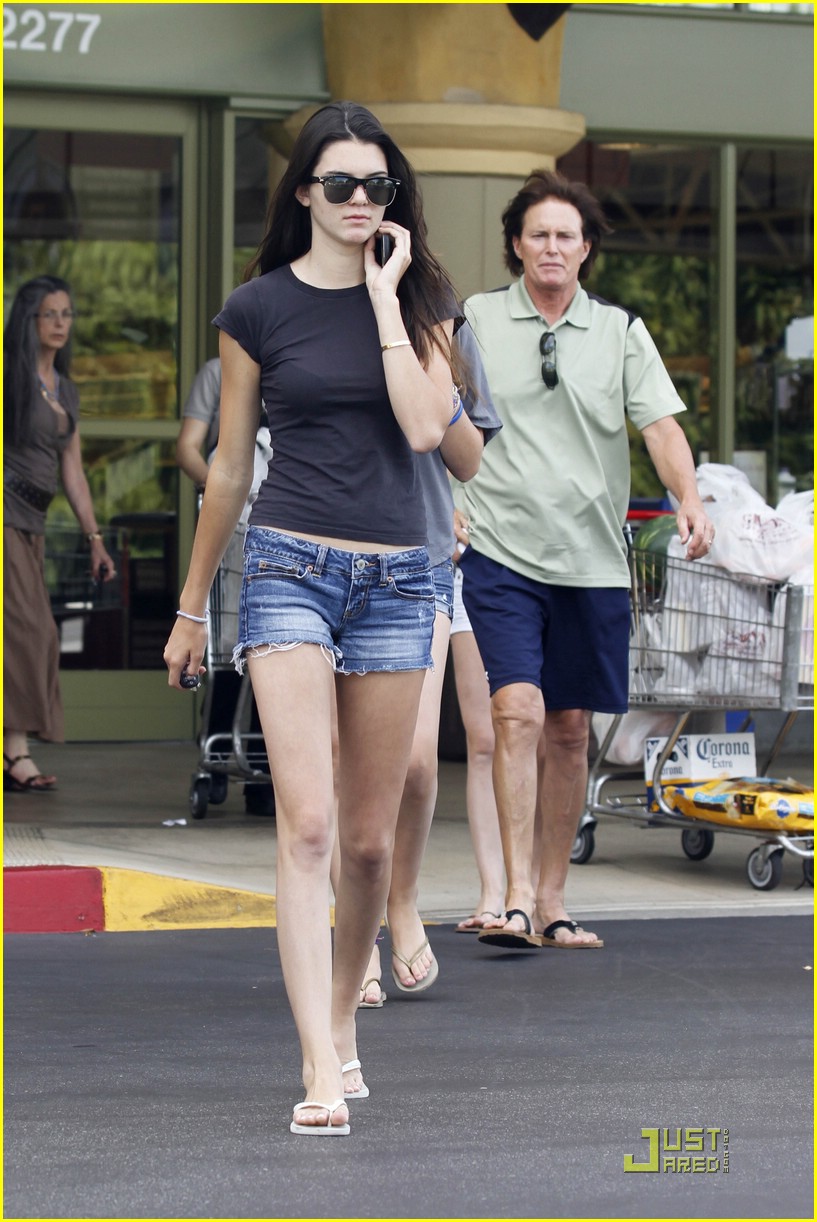 Kendall & Kylie Jenner: Whole Foods Hotties | Photo 380360 - Photo