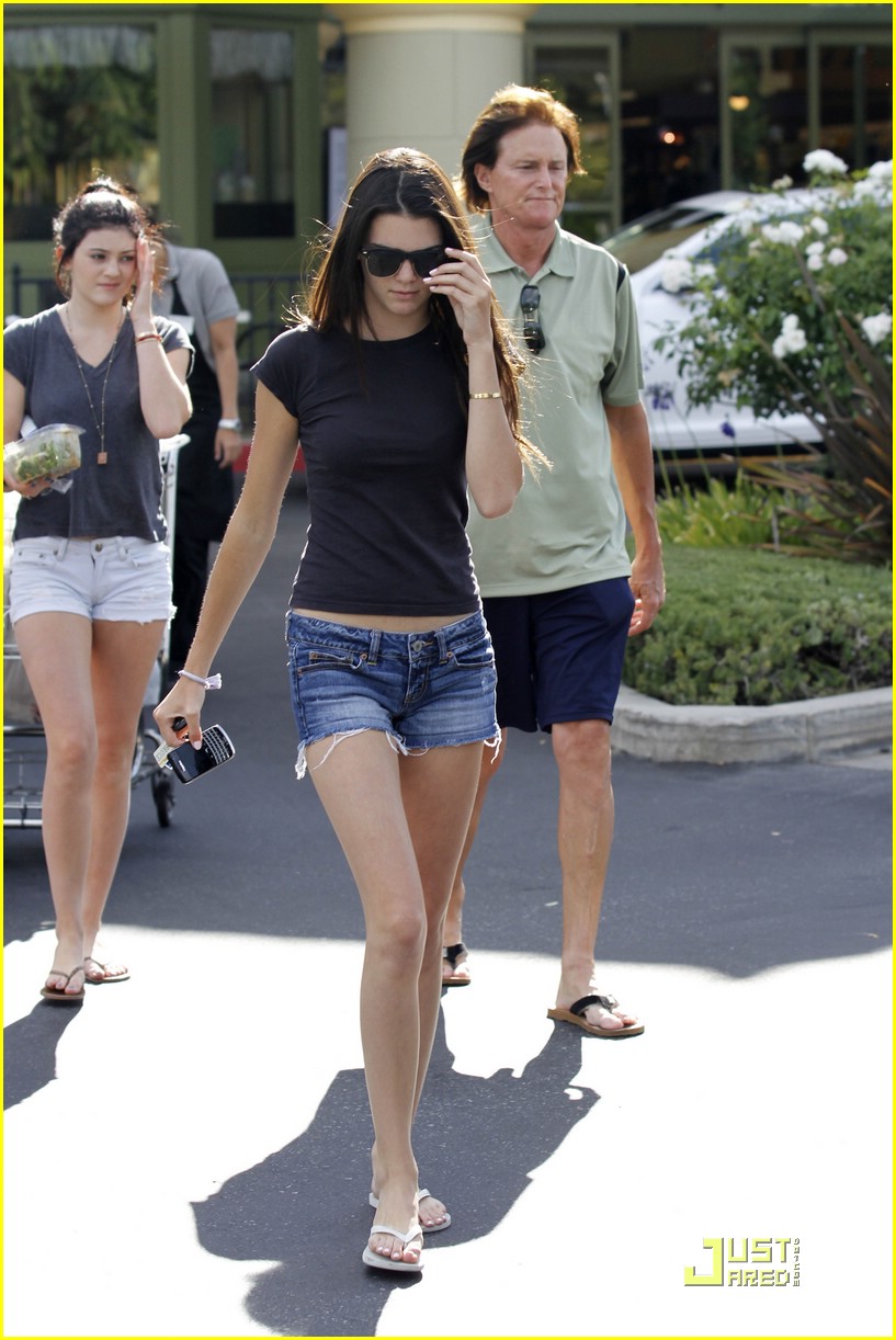 Kendall & Kylie Jenner: Whole Foods Hotties | Photo 380361 - Photo