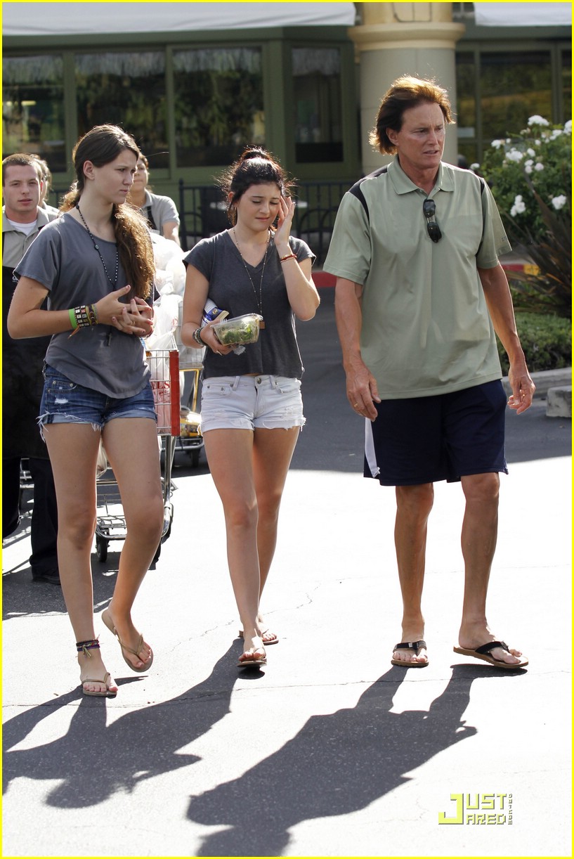 Kendall & Kylie Jenner: Whole Foods Hotties | Photo 380362 - Photo