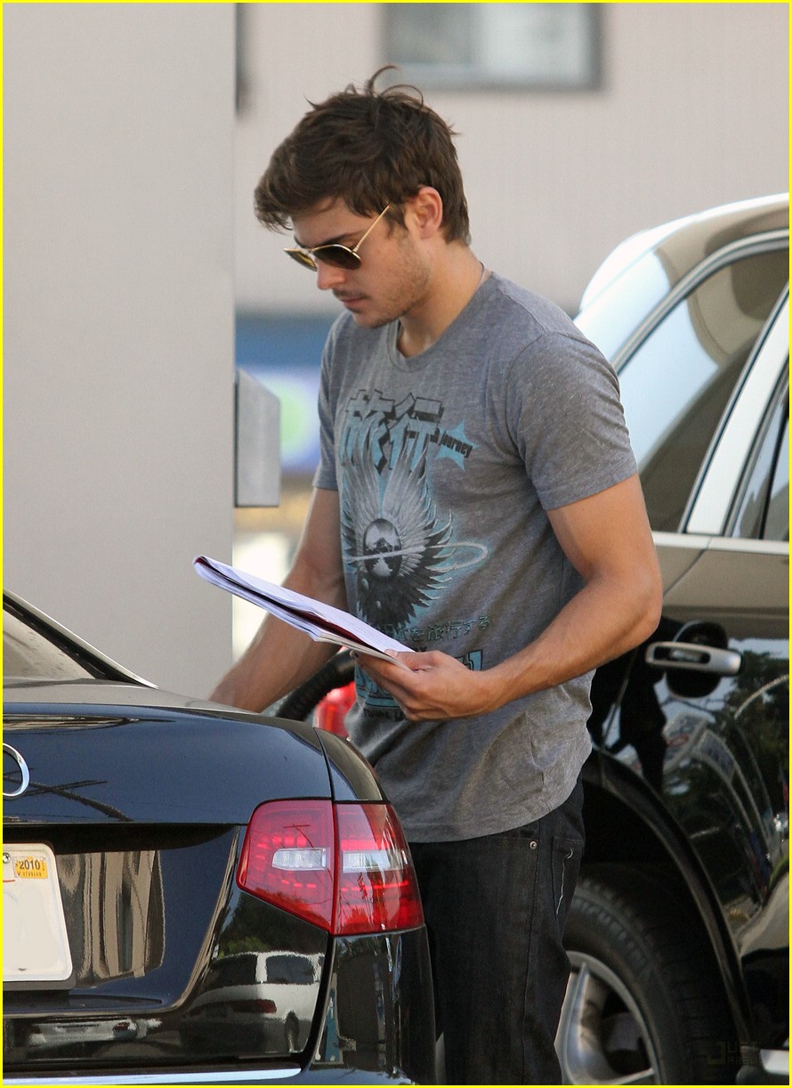 deed het letterlijk As Zac Efron Jealous of Shia LaBeouf: Photo 381534 | Zac Efron Pictures | Just  Jared Jr.
