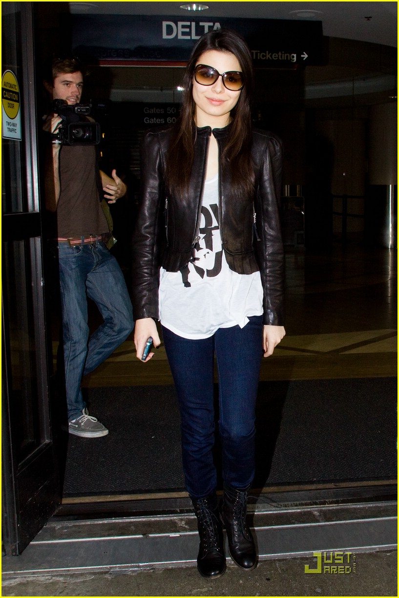 Full Sized Photo of miranda cosgrove lax late night 03 | Miranda ...