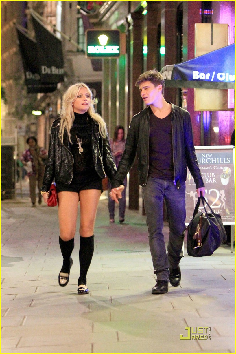 Full Sized Photo of pixie lott oliver cheshire stroll 05 | Pixie Lott