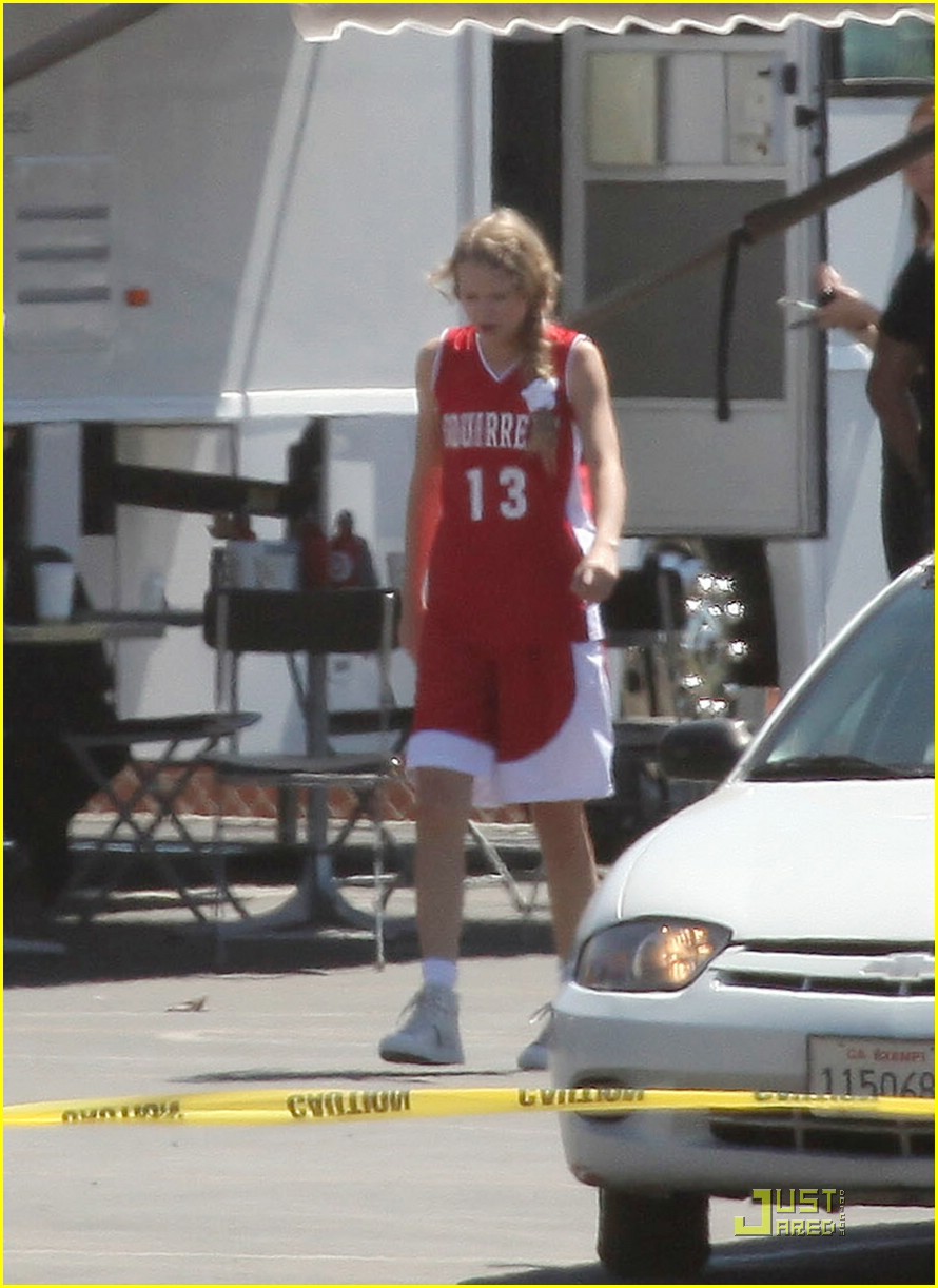 taylor swift playing basketball