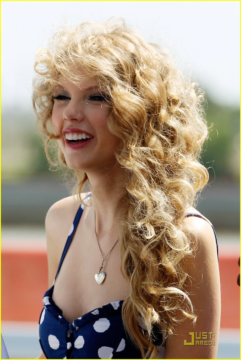 Taylor Swift: New Orleans Saints Smiley: Photo 384715, Taylor Swift  Pictures