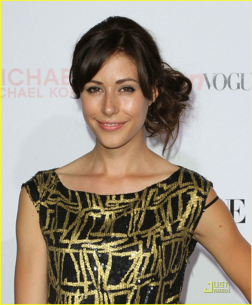 Amanda Crew Is Breaking The Girl Photo 388553 Photo Gallery Just Jared Jr 3097