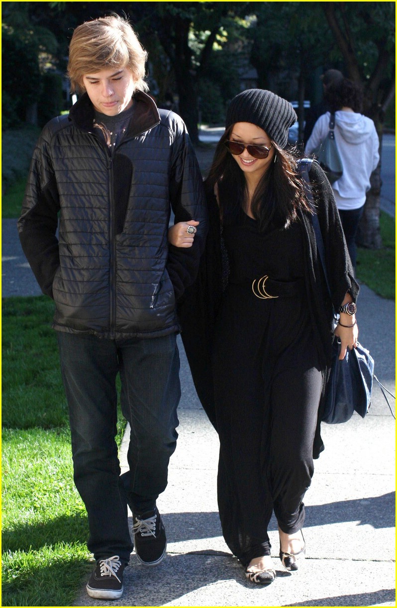 Brenda Song & Dylan Sprouse Sunday Stroll in Vancouver Photo 389562