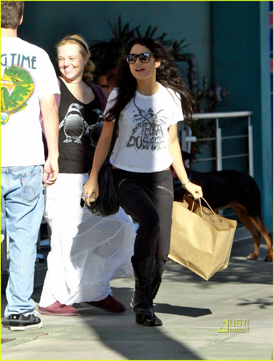 Full Sized Photo of vanessa hudgens counter restaurant 04 | Vanessa