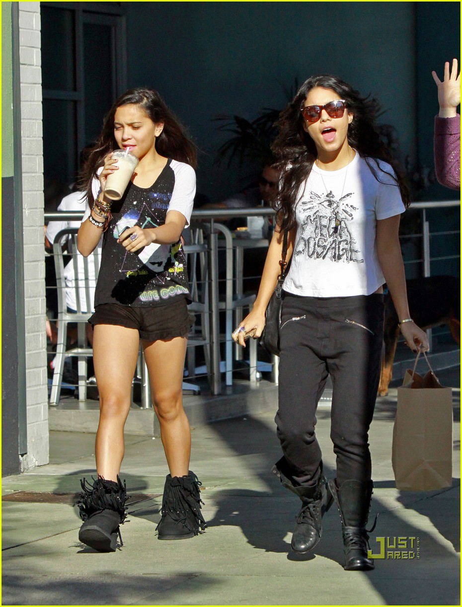 Vanessa Hudgens: Counter Restaurant with Stella! | Photo 389202 - Photo