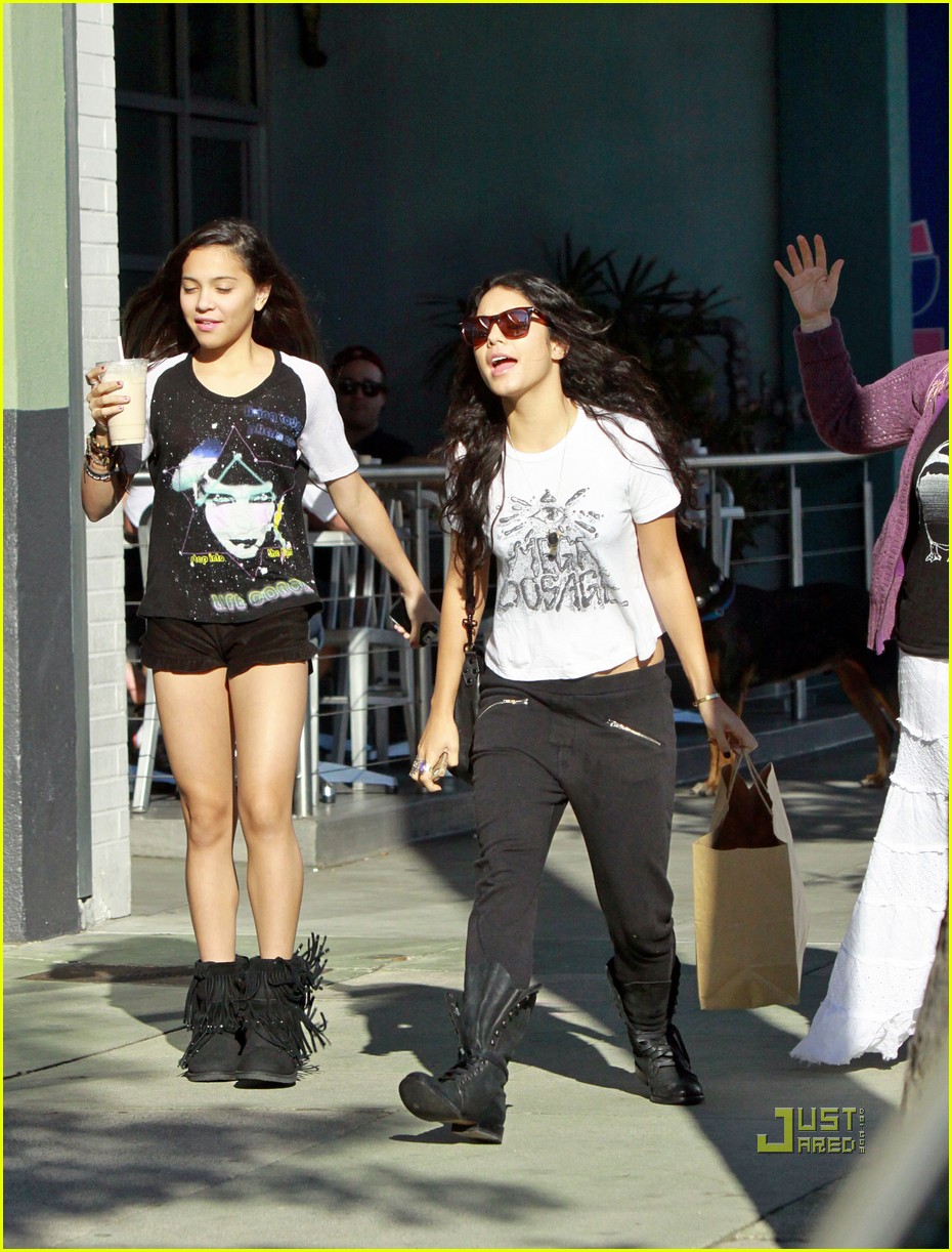 Full Sized Photo of vanessa hudgens counter restaurant 06 | Vanessa