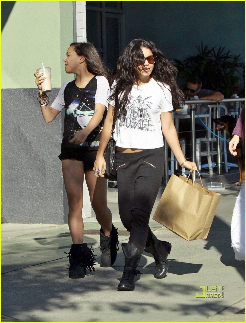 Vanessa Hudgens: Counter Restaurant With Stella! 