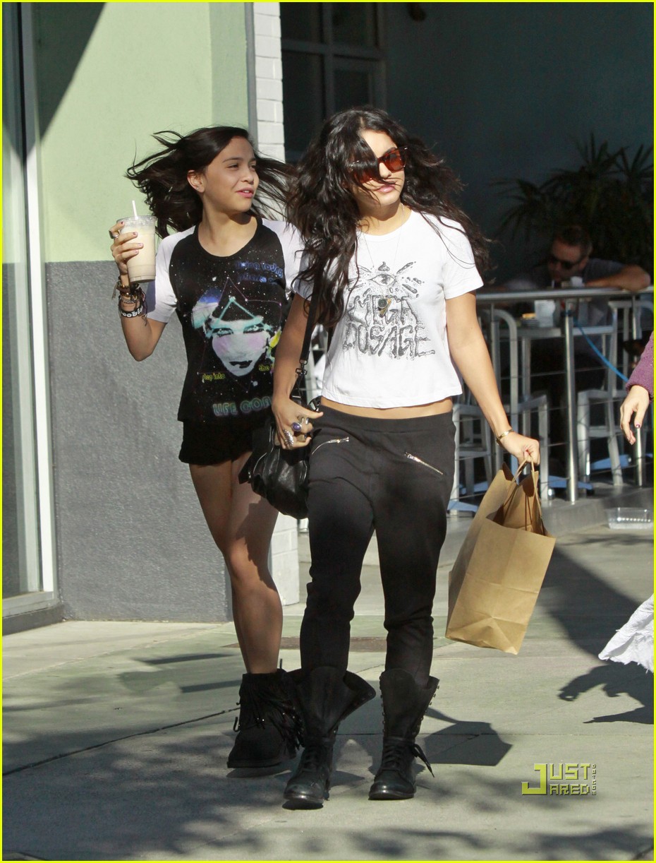 Vanessa Hudgens: Counter Restaurant with Stella! | Photo 389212 - Photo