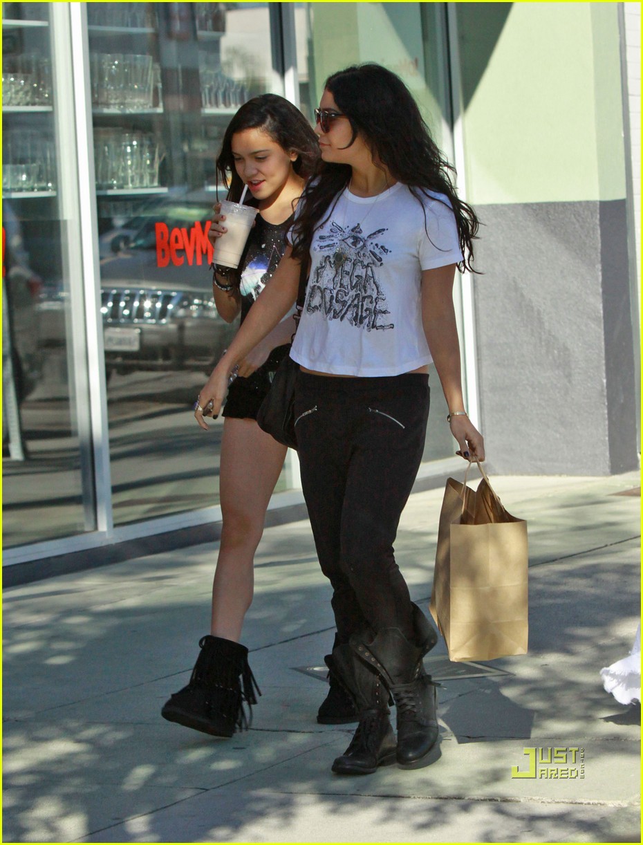 Vanessa Hudgens: Counter Restaurant with Stella! | Photo 389217 - Photo