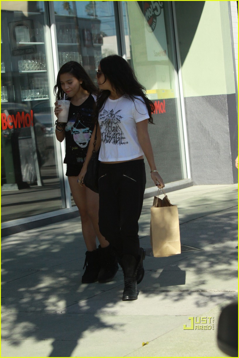 Full Sized Photo of vanessa hudgens counter restaurant 21 | Vanessa