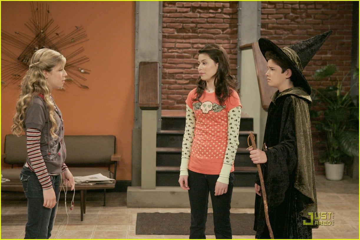 Full Sized Photo of icarly scream halloween 04 Miranda Cosgrove