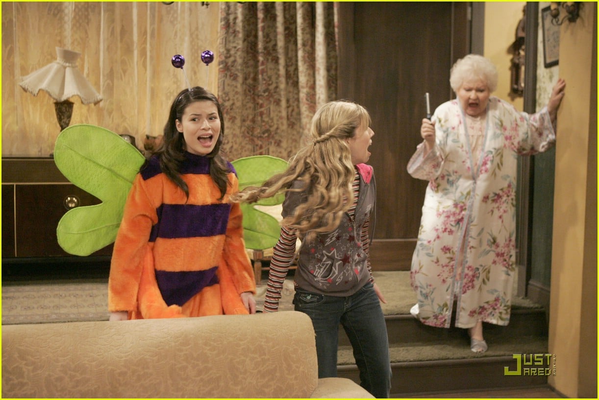 Miranda Cosgrove Screams For Halloween Photo 391063 Photo Gallery